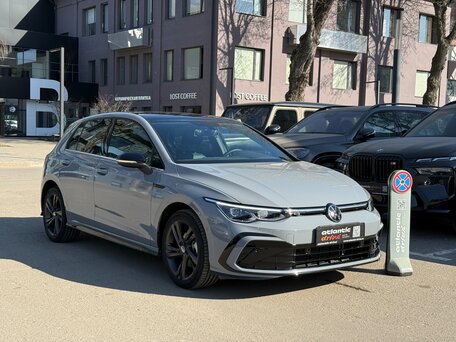 2023 Volkswagen Golf VIII, серебристый, 2150000 рублей, вид 3