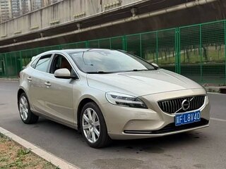 2017 Volvo V40 II Рестайлинг, бежевый, 1273000 рублей, вид 1