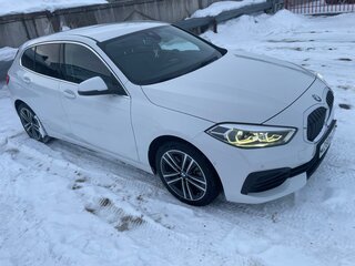 2022 BMW 1 серии 120i III (F40), белый, 2800000 рублей, вид 2