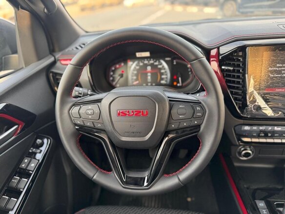 2026 Isuzu D-Max III, чёрный, 5370000 рублей - вид 9