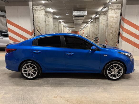 2020 Kia Rio IV Рестайлинг, синий, 1450000 рублей - вид 1