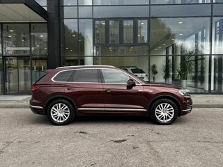2019 Volkswagen Touareg III, коричневый, 5490000 рублей, вид 4