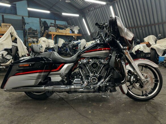 2018 Harley-Davidson Street Glide, серебристый, 1740000 рублей - вид 2