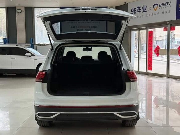 2023 Volkswagen Tiguan II Рестайлинг, белый, 2450000 рублей - вид 17