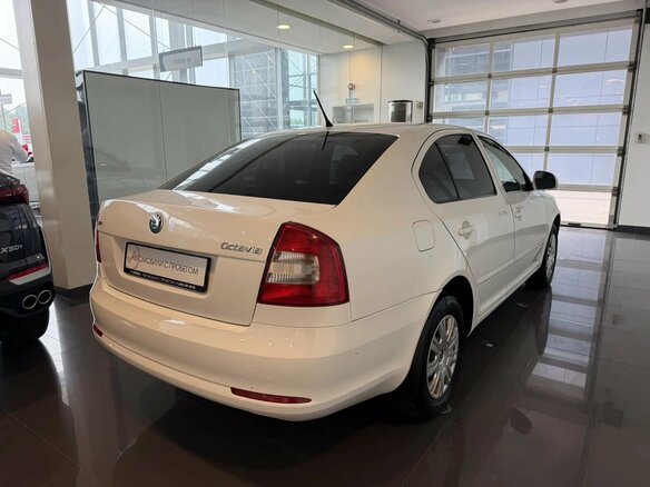 2013 Skoda Octavia II (A5) Рестайлинг, белый - вид 3