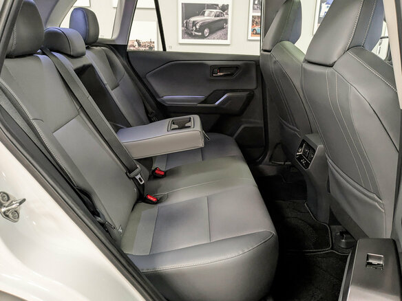 2025 Toyota RAV4 VI (XA60), белый, 4430500 рублей - вид 12