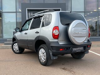 2018 Chevrolet Niva I Рестайлинг, серебристый, 770000 рублей, вид 5