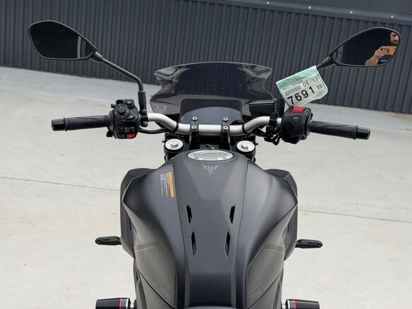 2025 Yamaha MT-07 (FZ-07), чёрный - вид 18