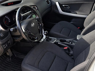 2017 Kia Ceed II Рестайлинг, белый, 1480000 рублей, вид 5