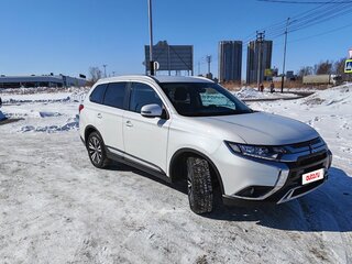 2020 Mitsubishi Outlander III Рестайлинг 3, белый, 2150000 рублей, вид 1