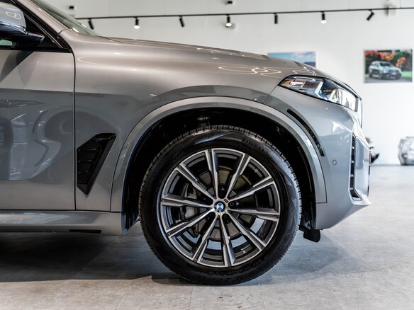 2025 BMW X5 40i IV (G05/G18) Рестайлинг, серый - вид 5