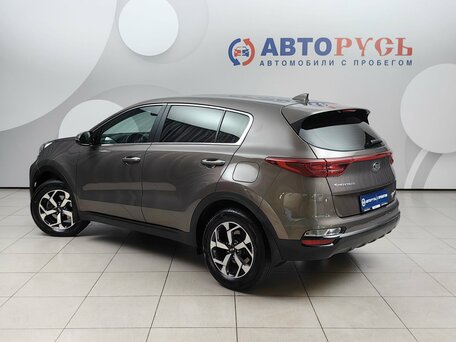 2020 Kia Sportage IV Рестайлинг, коричневый, 2081000 рублей, вид 2