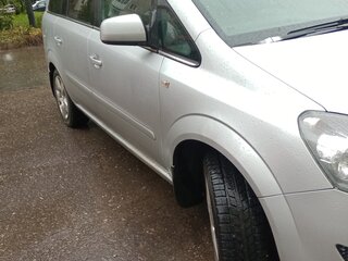 2011 Opel Zafira B Рестайлинг, серебристый, 600000 рублей, вид 4