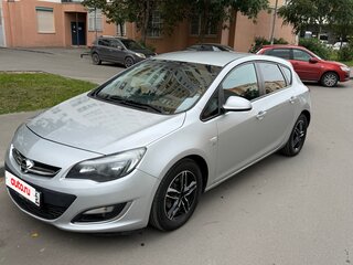 2013 Opel Astra J Рестайлинг, серебристый, 545000 рублей, вид 2