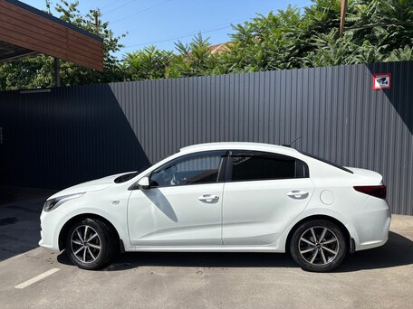 2017 Kia Rio IV, белый, 1300000 рублей, вид 4