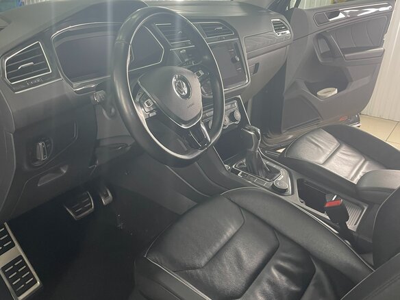 2020 Volkswagen Tiguan II, чёрный, 3300000 рублей - вид 2
