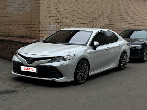 2020 Toyota Camry VIII (XV70), белый, 2200000 рублей - вид 1