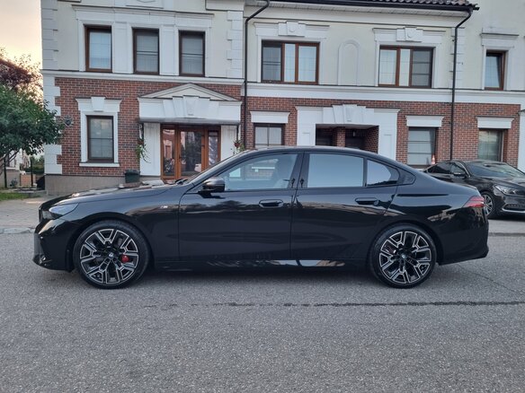 2025 BMW 5 серии 530i xDrive VIII (G60/G61/G68), чёрный, 8800000 рублей - вид 12