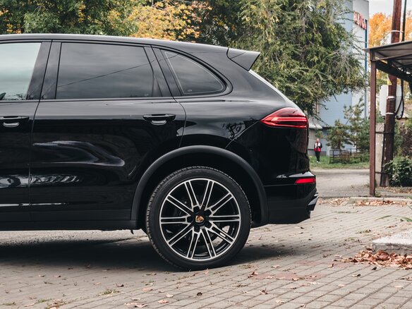 2015 Porsche Cayenne II Рестайлинг (958), чёрный, 3600000 рублей - вид 1