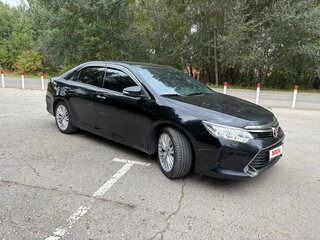 2016 Toyota Camry VII (XV50) Рестайлинг, чёрный, 2100000 рублей, вид 3