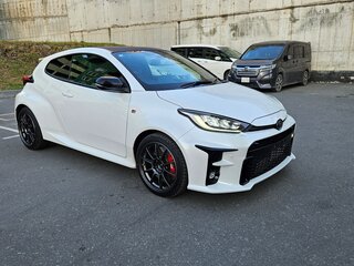 2020 Toyota Yaris IV, белый, 2799999 рублей, вид 4
