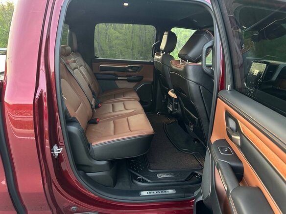 2023 Ram 1500 Crew Cab V, пурпурный, 8321000 рублей - вид 8