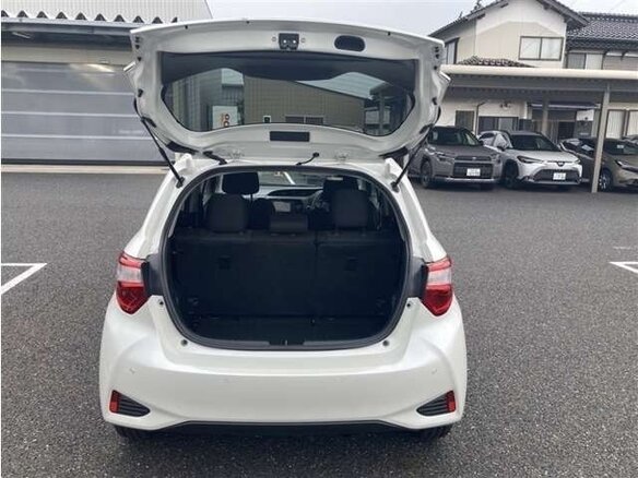 2018 Toyota Vitz III (XP130) Рестайлинг 2, белый, 750001 рублей - вид 9