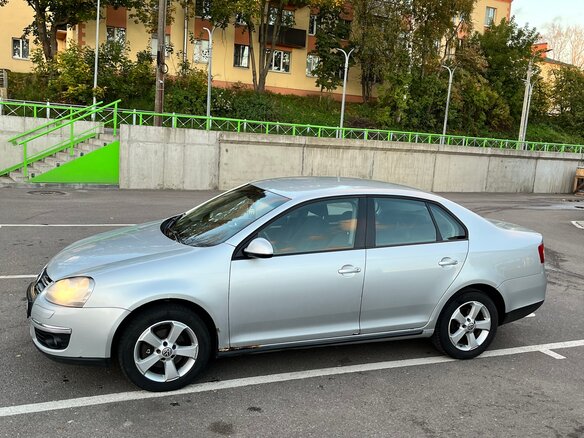 2010 Volkswagen Jetta V, серебристый - вид 4
