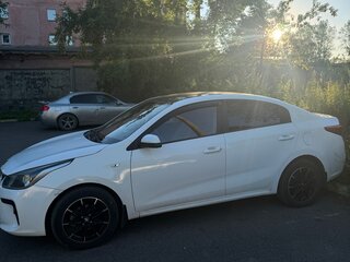 2017 Kia Rio IV, белый, 800000 рублей, вид 4