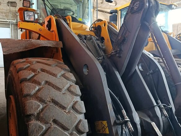 2017 Volvo L120, золотистый, 7500000 рублей - вид 1
