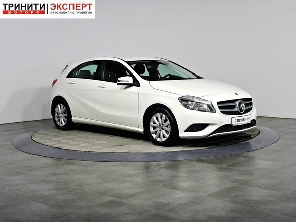 2014 Mercedes-Benz A-Класс 180 III (W176), белый - вид 2