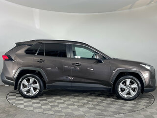 2021 Toyota RAV4 V (XA50), коричневый, 2690000 рублей, вид 4