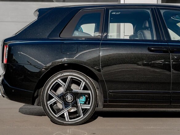 2025 Rolls-Royce Cullinan Black Badge I Рестайлинг (Series II), чёрный, 59990000 рублей - вид 6