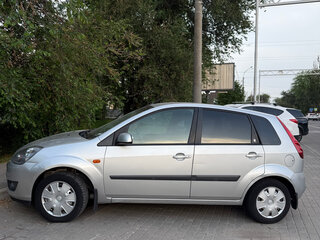 2006 Ford Fiesta Mk5, серебристый, 390000 рублей, вид 1