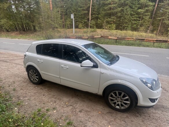 2012 Opel Astra H Рестайлинг, белый, 390000 рублей - вид 3