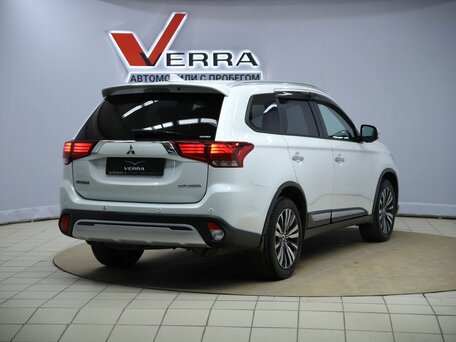 2019 Mitsubishi Outlander III Рестайлинг 3, белый, 2190000 рублей, вид 5