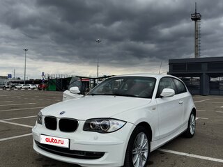 2010 BMW 1 серии 116i I (E81/E82/E87/E88) Рестайлинг, белый, 900000 рублей, вид 1