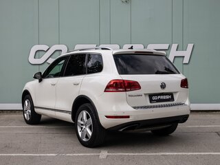 2011 Volkswagen Touareg II, белый, 2199000 рублей, вид 2