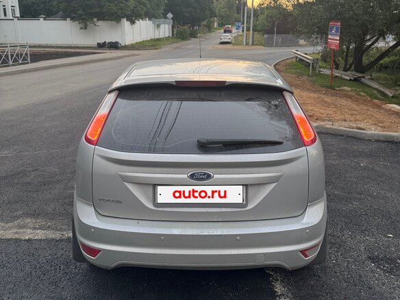 2011 Ford Focus II Рестайлинг, серебристый - вид 2