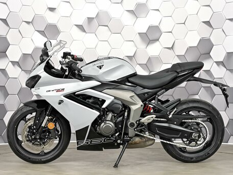 2024 Triumph Daytona 660, белый, 877000 рублей, вид 4