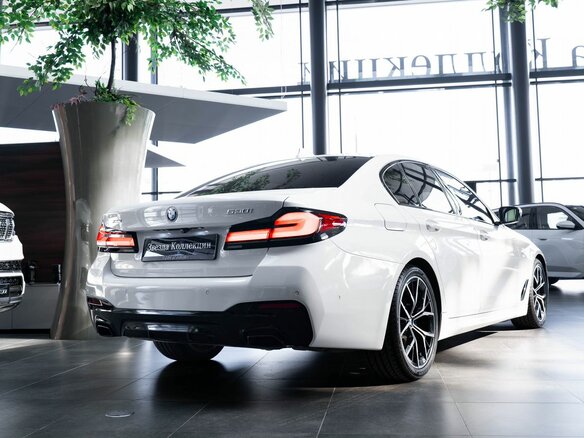 2021 BMW 5 серии 530i xDrive VII (G30/G31/G38) Рестайлинг, белый, 4990000 рублей - вид 5