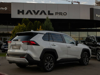 2025 Toyota RAV4 V (XA50), белый, 3848000 рублей, вид 4