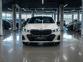 2025 BMW 5 серии 520i VIII (G60/G61/G68), белый, 6750000 рублей, вид 3