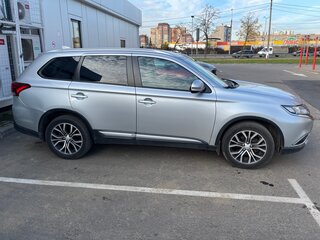 2017 Mitsubishi Outlander III Рестайлинг 2, серебристый, 2050000 рублей, вид 2