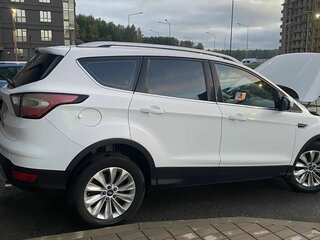 2017 Ford Kuga II Рестайлинг, белый, 900000 рублей, вид 3