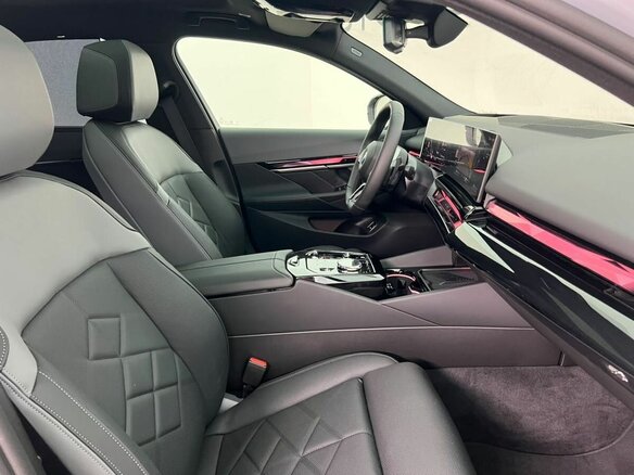 2026 BMW 5 серии 530i xDrive VIII (G60/G61/G68), серый - вид 7