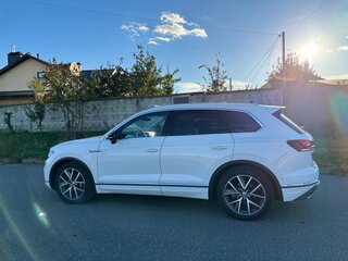 2020 Volkswagen Touareg III, белый, 5250000 рублей, вид 3