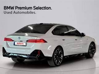 2026 BMW 5 серии 550e xDrive VIII (G60/G61/G68), белый, 10900001 рублей, вид 5