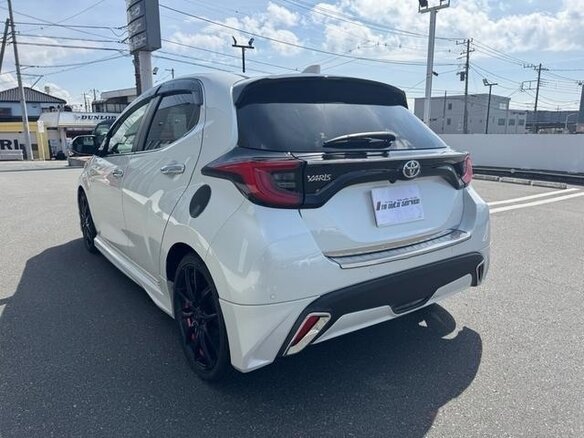 2023 Toyota Yaris IV, белый - вид 5