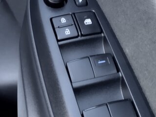2021 Toyota Yaris IV, белый, 1350000 рублей, вид 5